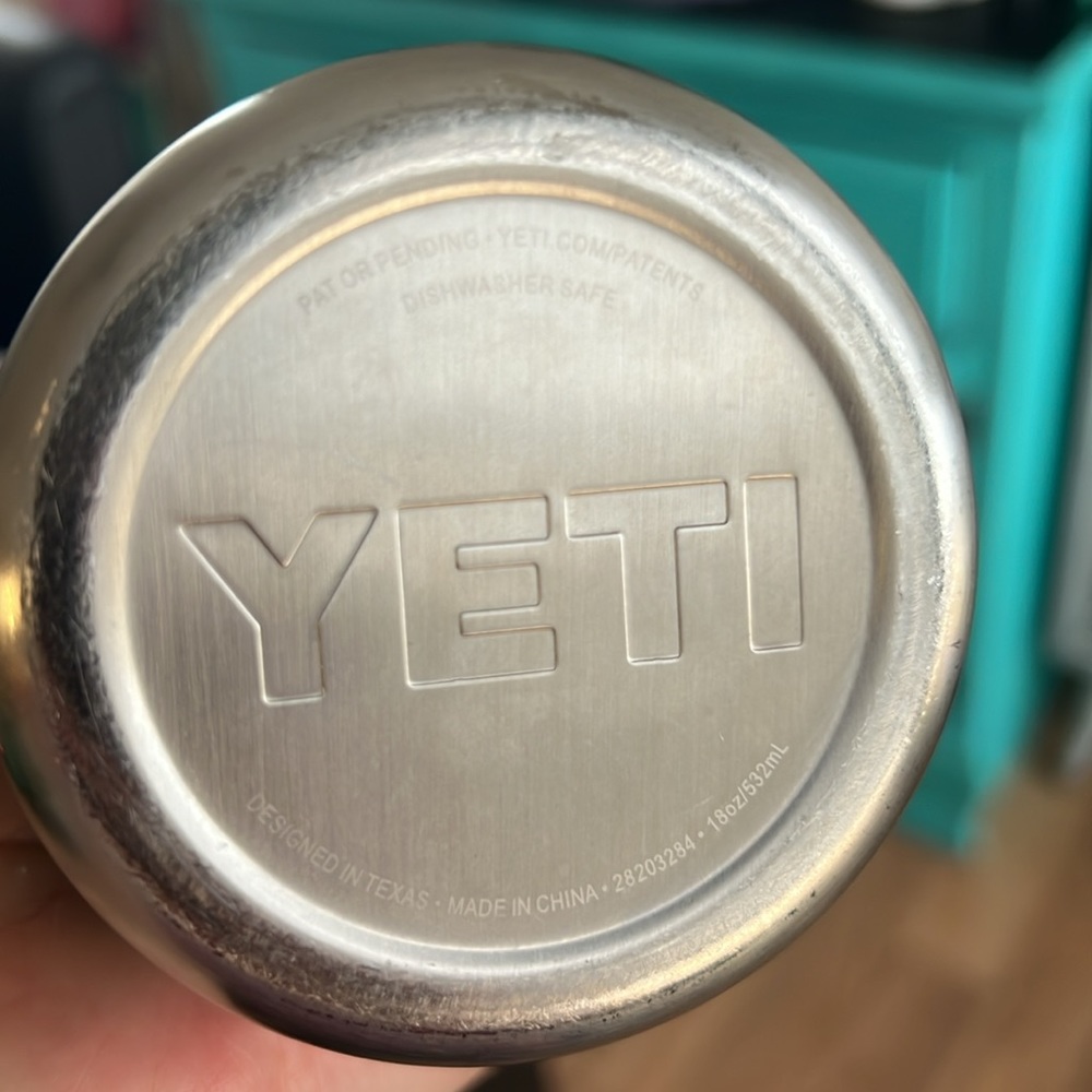 YETI 18 oz tumbler - Picture 4 of 5